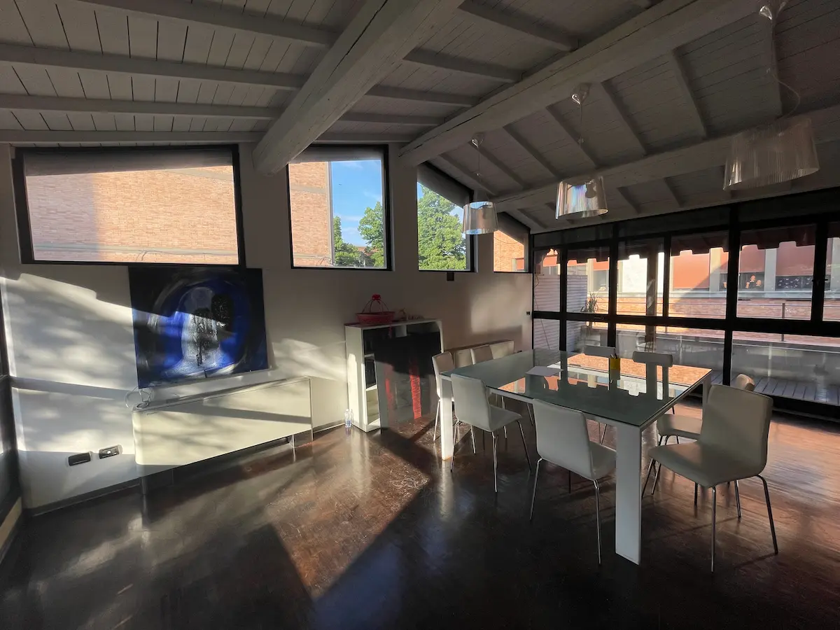 Sala riunioni Studio Legale Bonazza – Colloqui riservati per diritto di famiglia a Ferrara